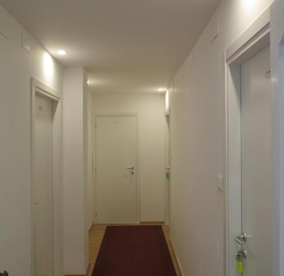 تختخواب و صبحانه Anconabed