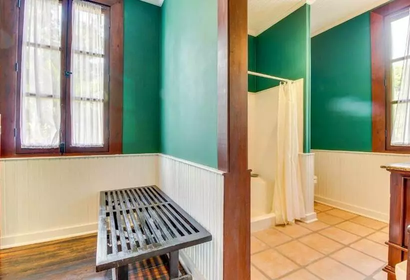 Hotelli Colonial Suite @ Mahogany Hall