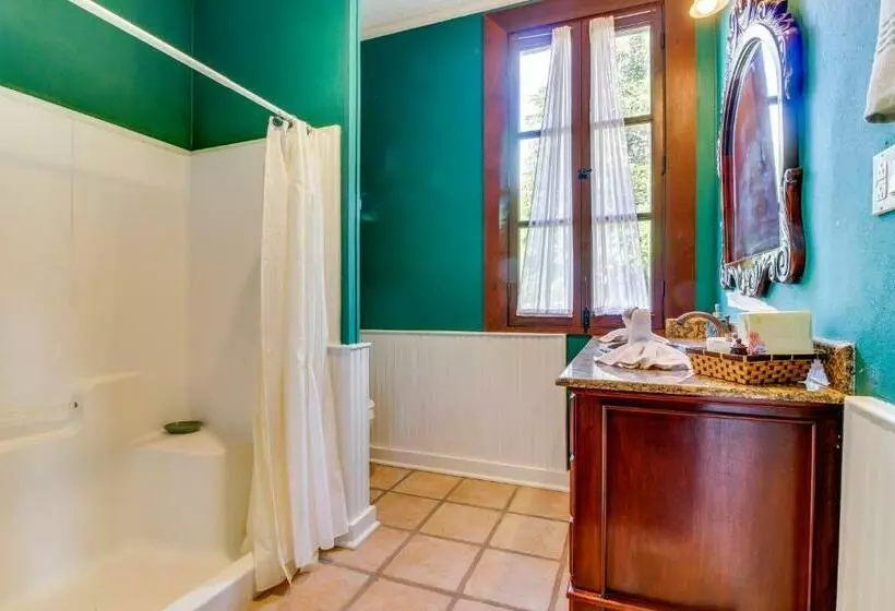 Hotelli Colonial Suite @ Mahogany Hall