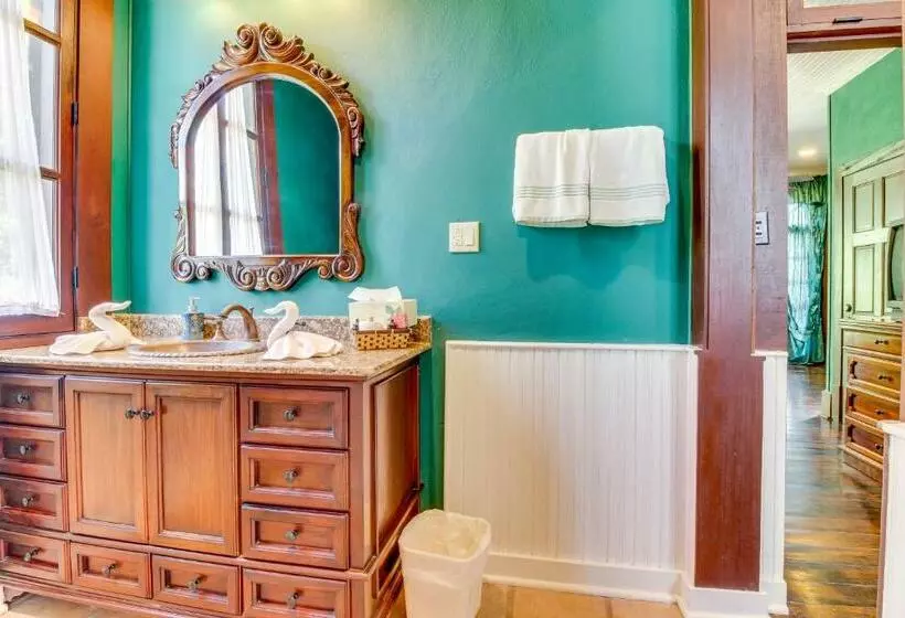 Hotelli Colonial Suite @ Mahogany Hall