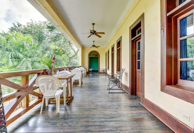 Hotelli Colonial Suite @ Mahogany Hall