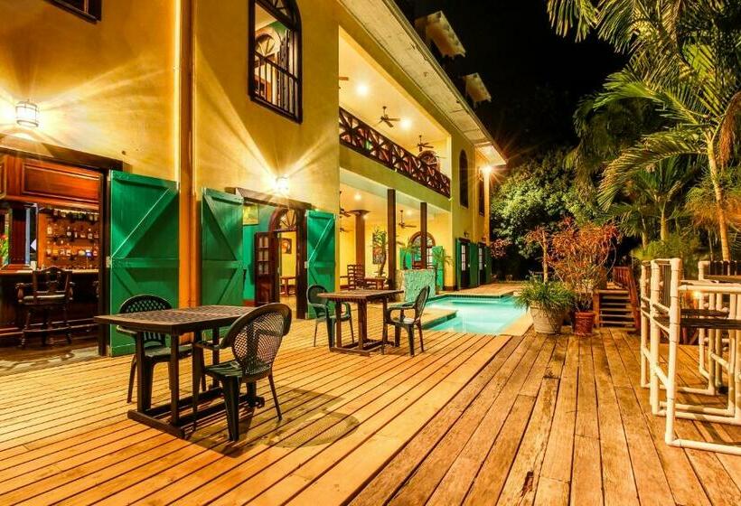 בית מלון כפרי Colonial Suite @ Mahogany Hall