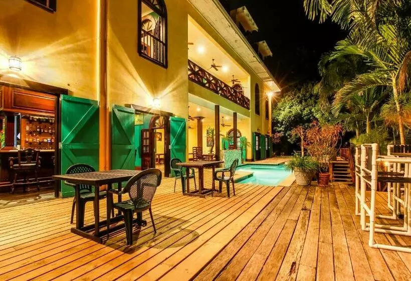 Hotelli Colonial Suite @ Mahogany Hall