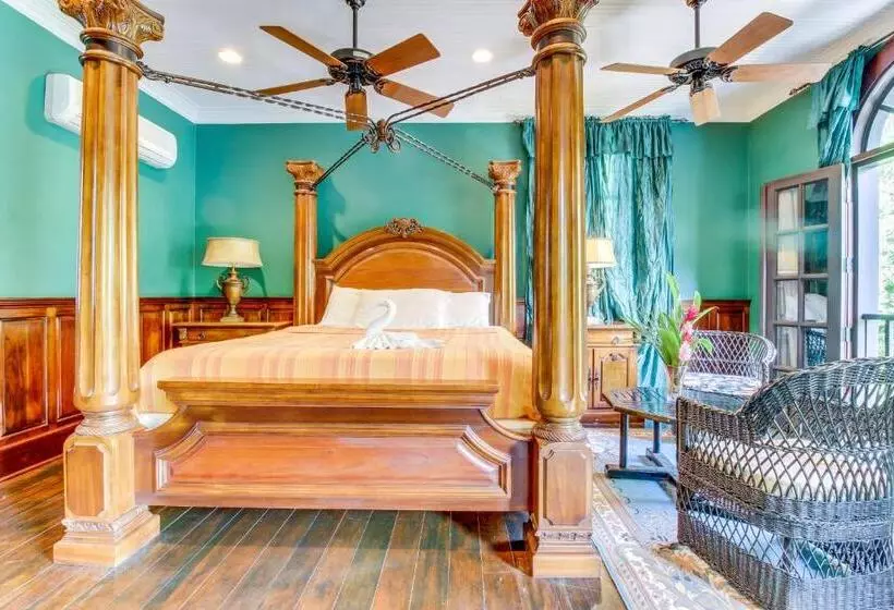 Hotelli Colonial Suite @ Mahogany Hall