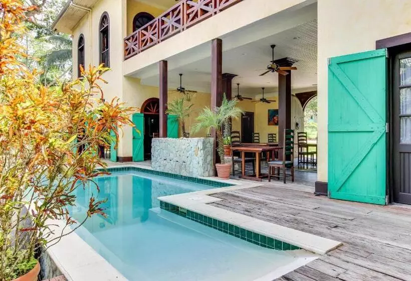 Hotelli Colonial Suite @ Mahogany Hall