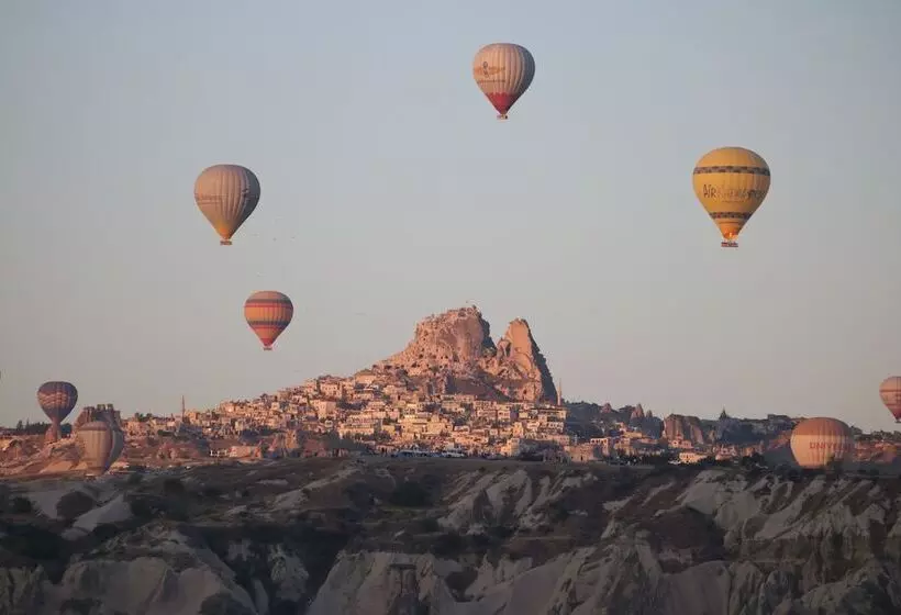 Aamiaismajoitus (B&B) Underground Cave Suites