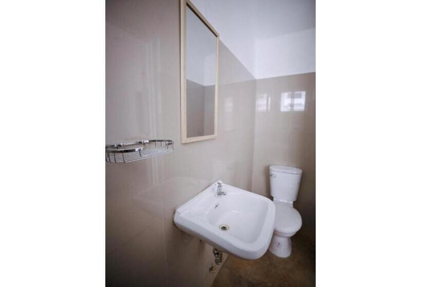 בית מלון כפרי Oyo 789 Abn Residences