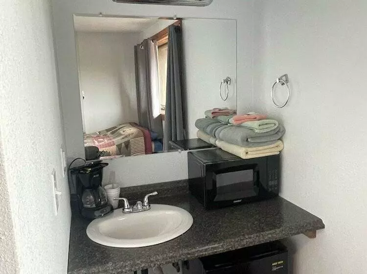 Brown Bear Saloon & Motel