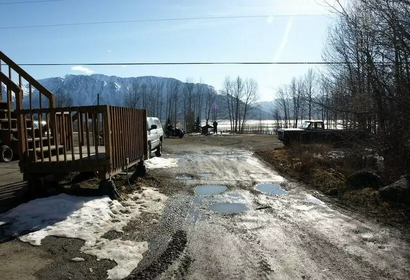 Brown Bear Saloon & Motel