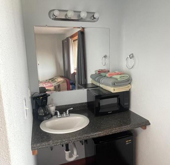 Brown Bear Saloon & Motel