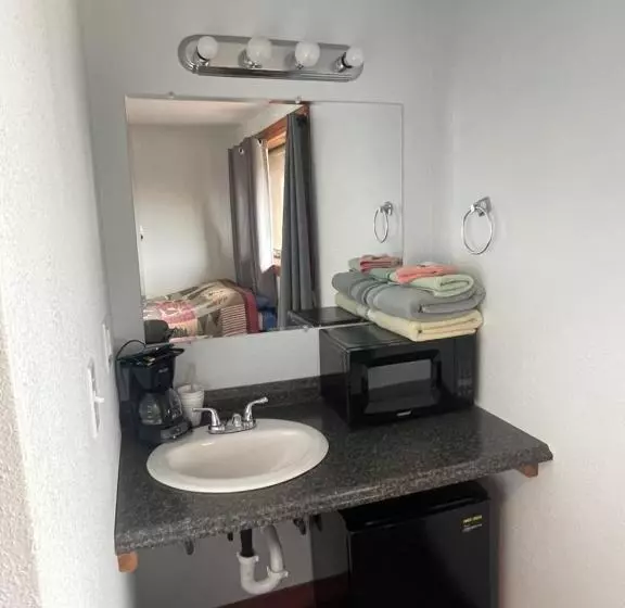 Brown Bear Saloon & Motel