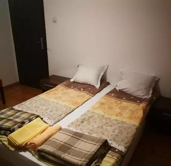ペンション Bayrakova Guest House
