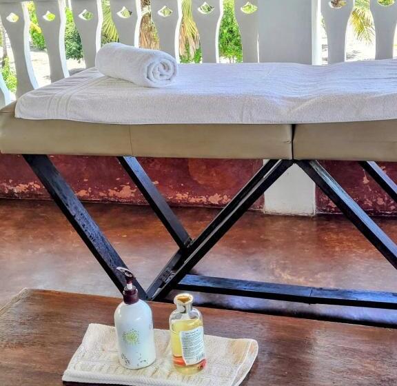 Отель Kijongo Bay Beach Resort