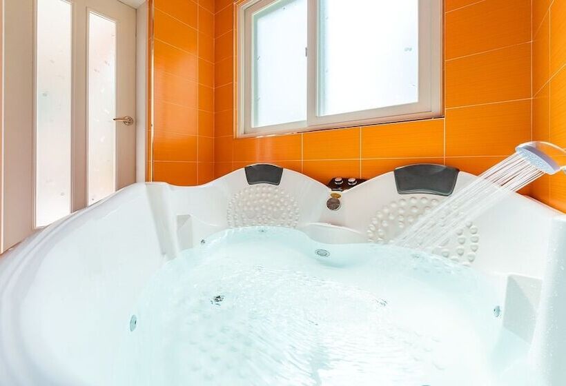 Tongyoung Blue House Spa Pension