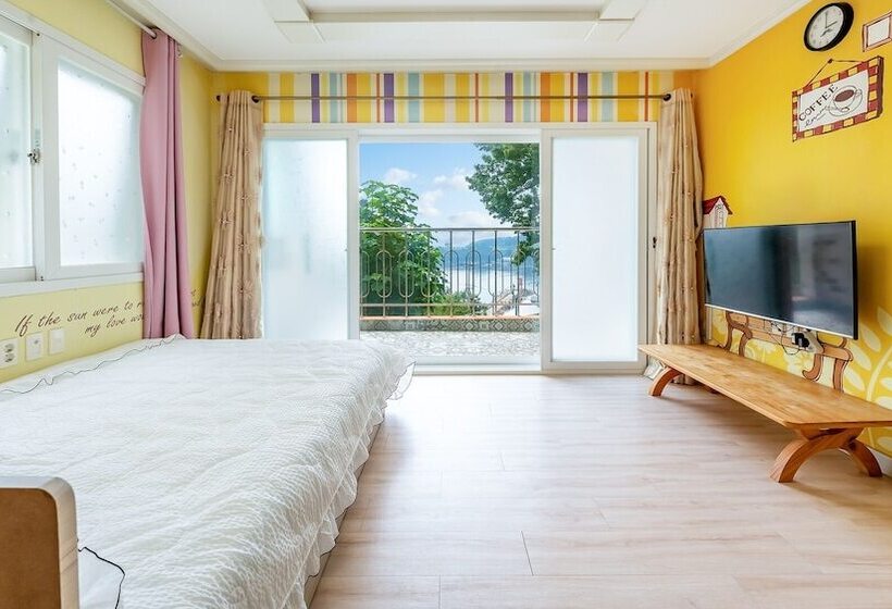 Tongyoung Blue House Spa Pension