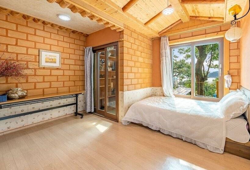 Tongyoung Blue House Spa Pension