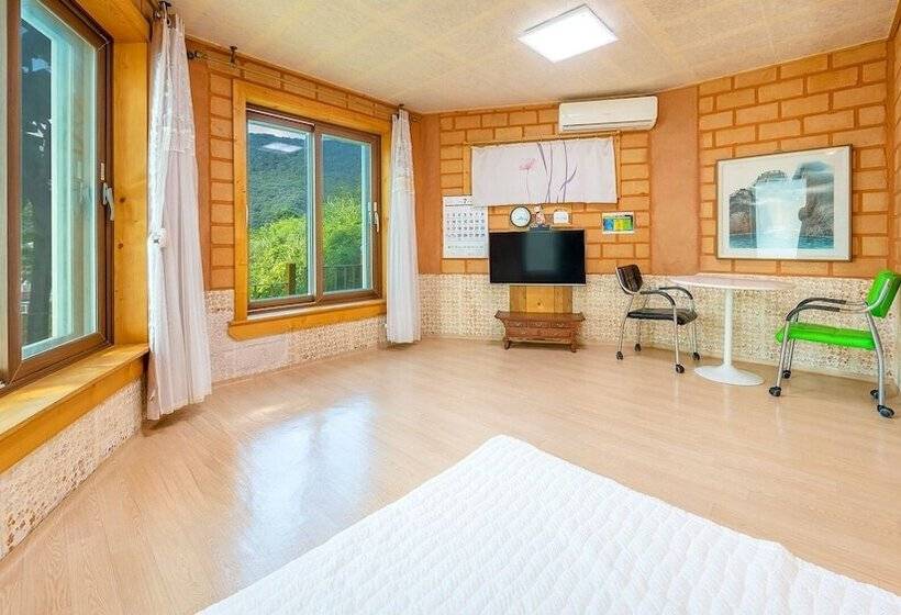 Tongyoung Blue House Spa Pension