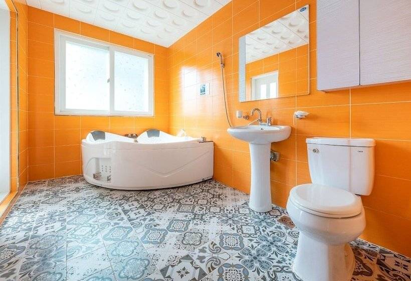 Tongyoung Blue House Spa Pension