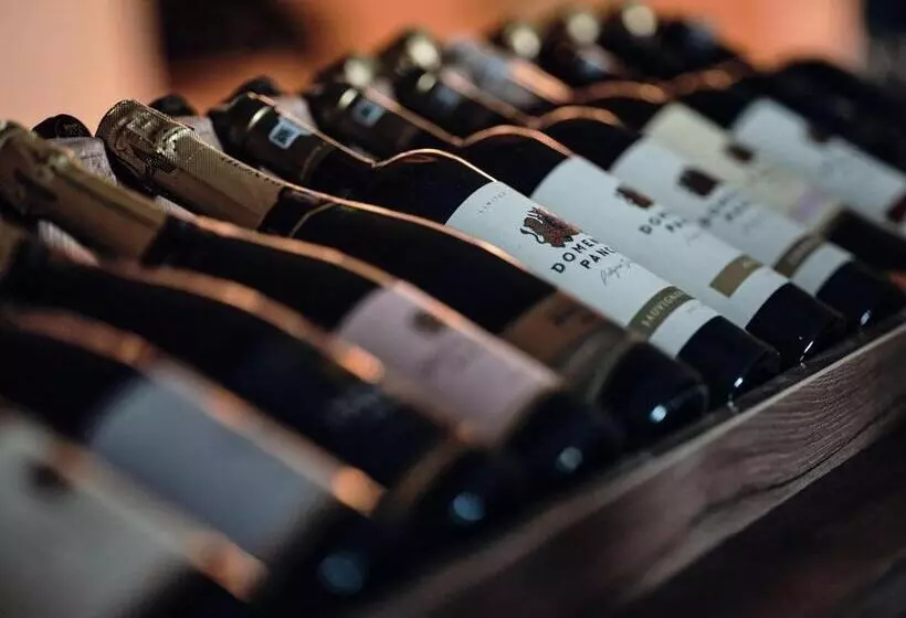 Hotelli Domeniile Panciu Winery & Resort