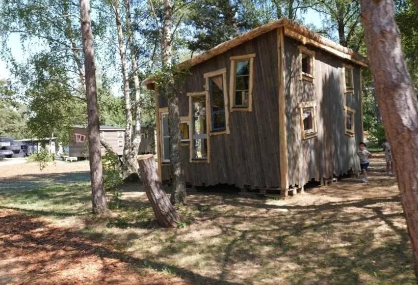 ホテル Fide äventyrsby & Camping