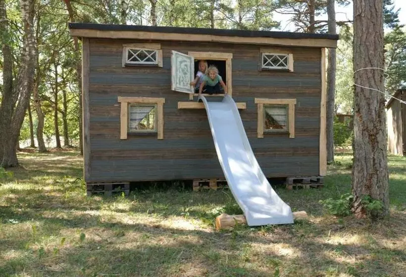 ホテル Fide äventyrsby & Camping