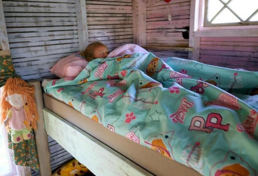 בית מלון כפרי Fide äventyrsby & Camping