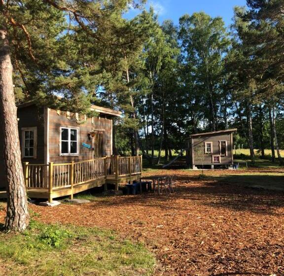 בית מלון כפרי Fide äventyrsby & Camping