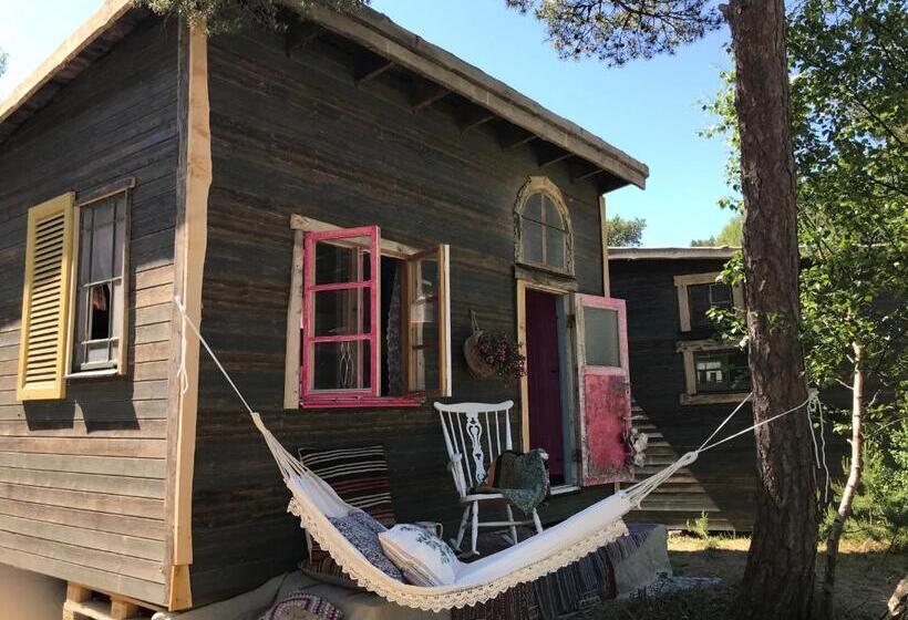 בית מלון כפרי Fide äventyrsby & Camping