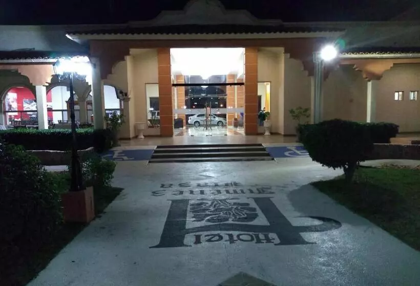 Hotelli Jiménez Plaza