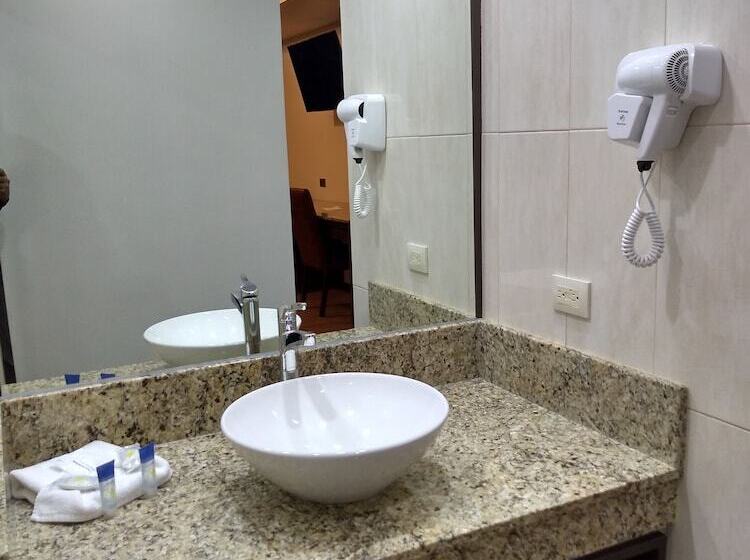 Hotelli Jiménez Plaza