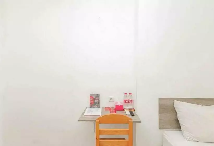 ホテル Reddoorz Near Kaza Mall Surabaya