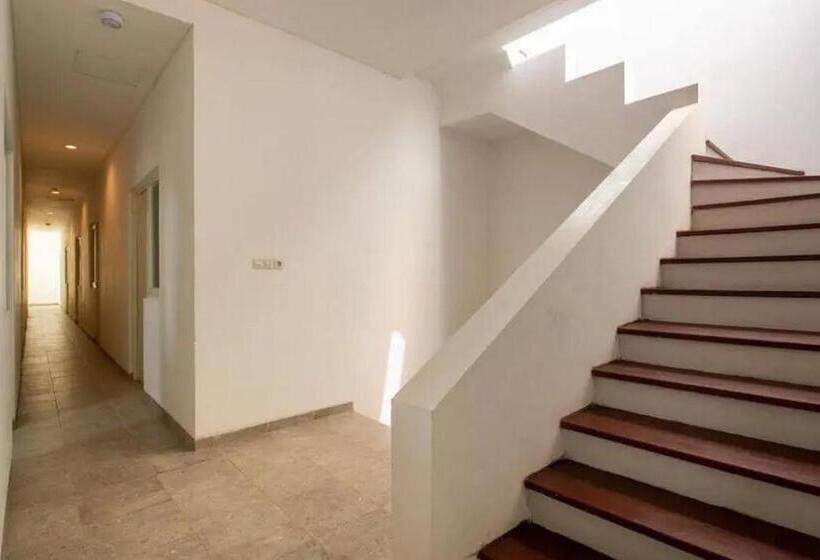 فندق Reddoorz Near Kaza Mall Surabaya