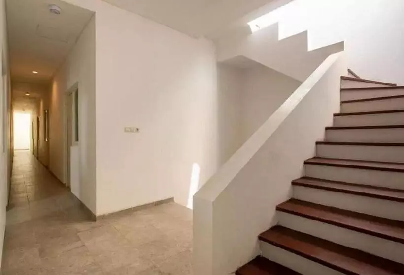 ホテル Reddoorz Near Kaza Mall Surabaya