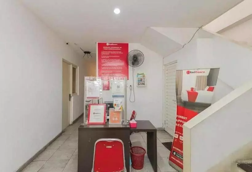 ホテル Reddoorz Near Kaza Mall Surabaya