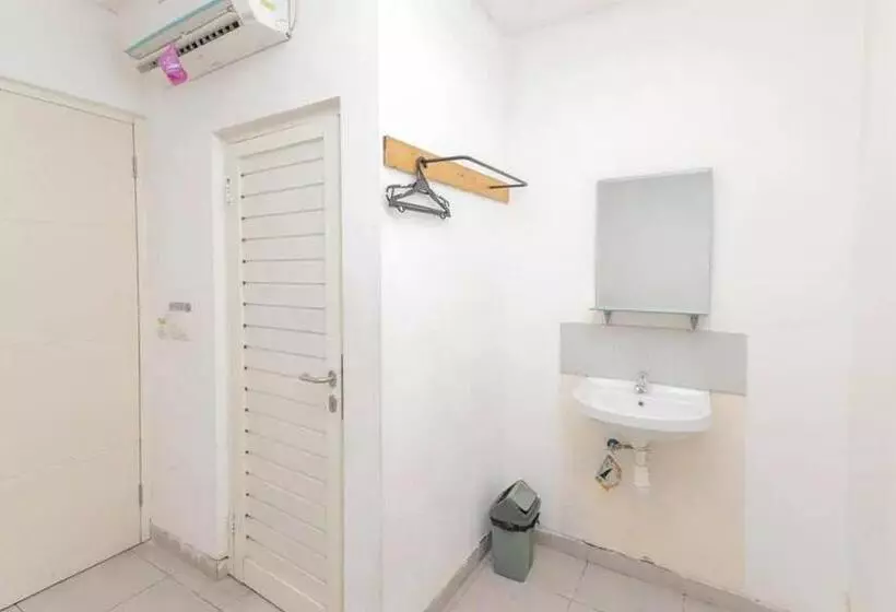 ホテル Reddoorz Near Kaza Mall Surabaya