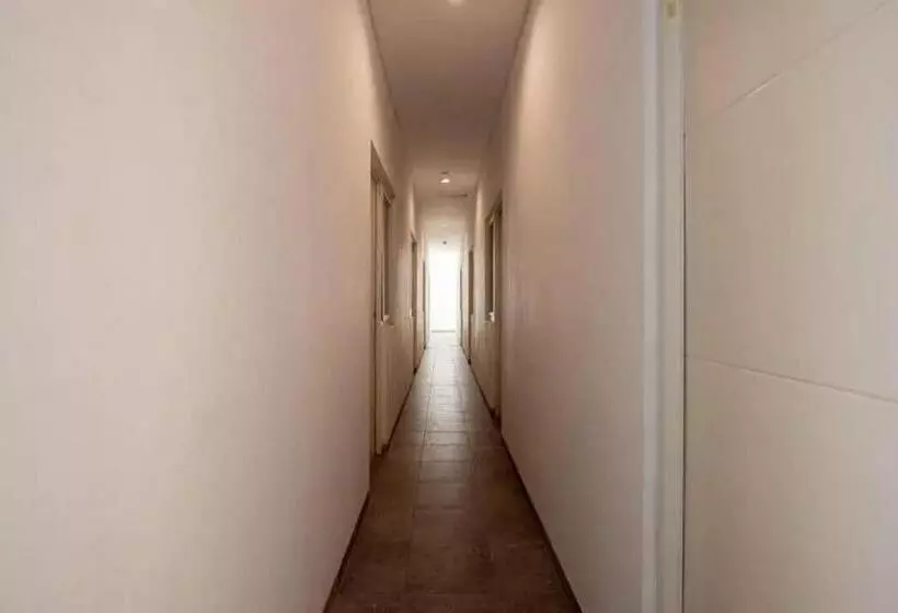 ホテル Reddoorz Near Kaza Mall Surabaya