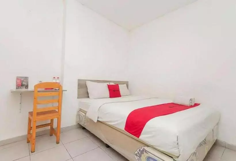 ホテル Reddoorz Near Kaza Mall Surabaya