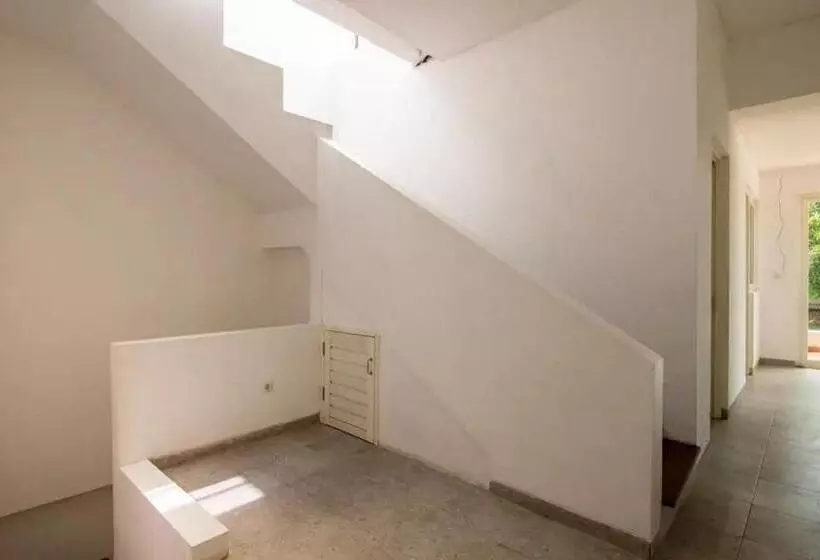 ホテル Reddoorz Near Kaza Mall Surabaya