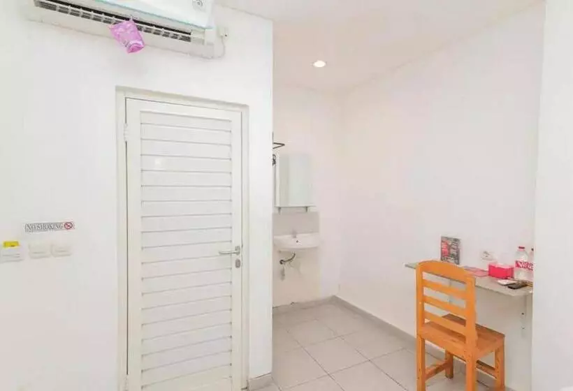 ホテル Reddoorz Near Kaza Mall Surabaya