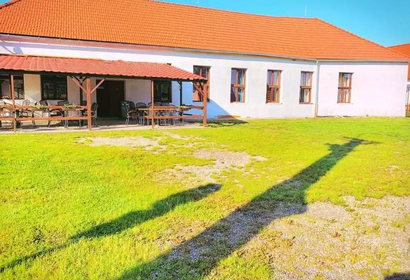 Majatalo Penzion Kravín