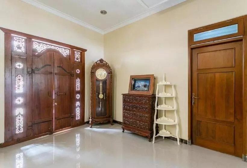 Majatalo Reddoorz Syariah Near Exit Toll Banyumanik Semarang