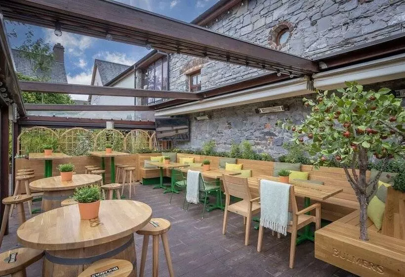 בית מלון כפרי Court Yard