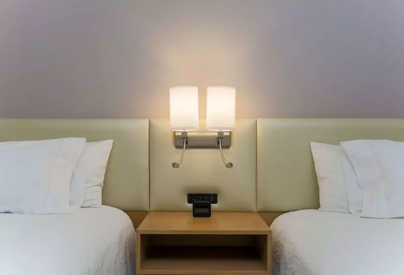 בית מלון כפרי Hilton Garden Inn Bakersfield