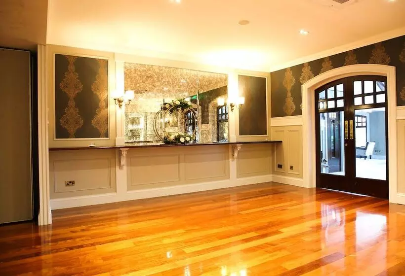 Отель Mulroy Woods