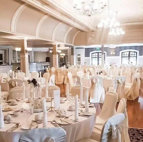 Отель Mulroy Woods