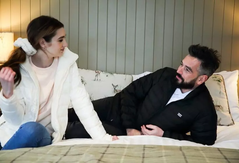 Отель Mulroy Woods