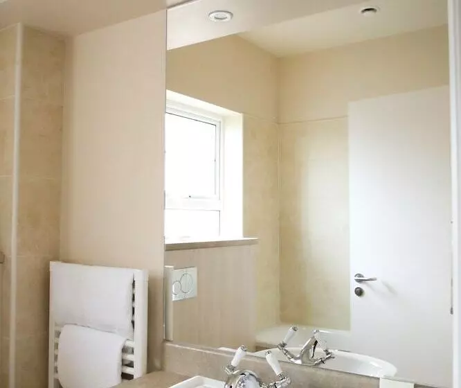 Отель Mulroy Woods