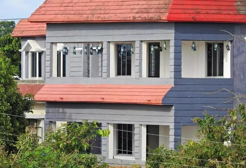 Hotelli Lake Side Resort Neermahal