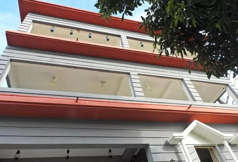 Hotelli Lake Side Resort Neermahal