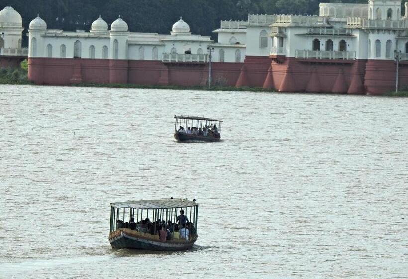 בית מלון כפרי Lake Side Resort Neermahal